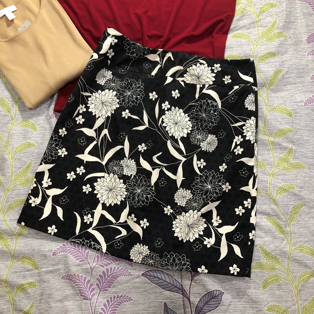Ann Taylor LOFT Floral Pleated Skirt with Pockets! 6P Petite - Picture 2 of 8